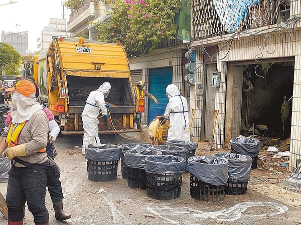 高市三民區寶獅里克武路一處民宅因長期堆放大量雜物不打掃,鼠滿為患,環保局集結各單位前往清消,花了大半天也才清空1樓。(高市環保局提供/柯宗緯高雄傳真)