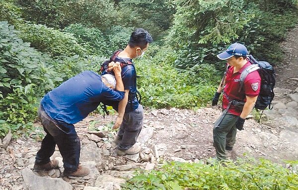 陳姓山友日前遭領隊遺留在北大武山三角點,結果缺水加上腰痛,只能緊急報警求援。警消最後以背拉方式協助順利下山。(屏縣消防局提供/林和生屏東傳真)
