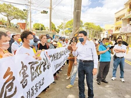 
台南市北外環快速道路第四期工程計畫高架行經永康區中華路引發爭議，國民黨台南市長提名人謝龍介（右）告訴自救會成員將持續關心此案。（洪榮志攝）
