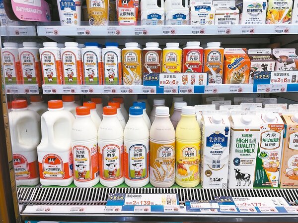 超商證實光泉鮮乳今天起將調漲售價，包含光泉鮮乳、光泉調味乳、乳香世家系列等，漲幅約7至9%不等。記者陳立儀／攝影 