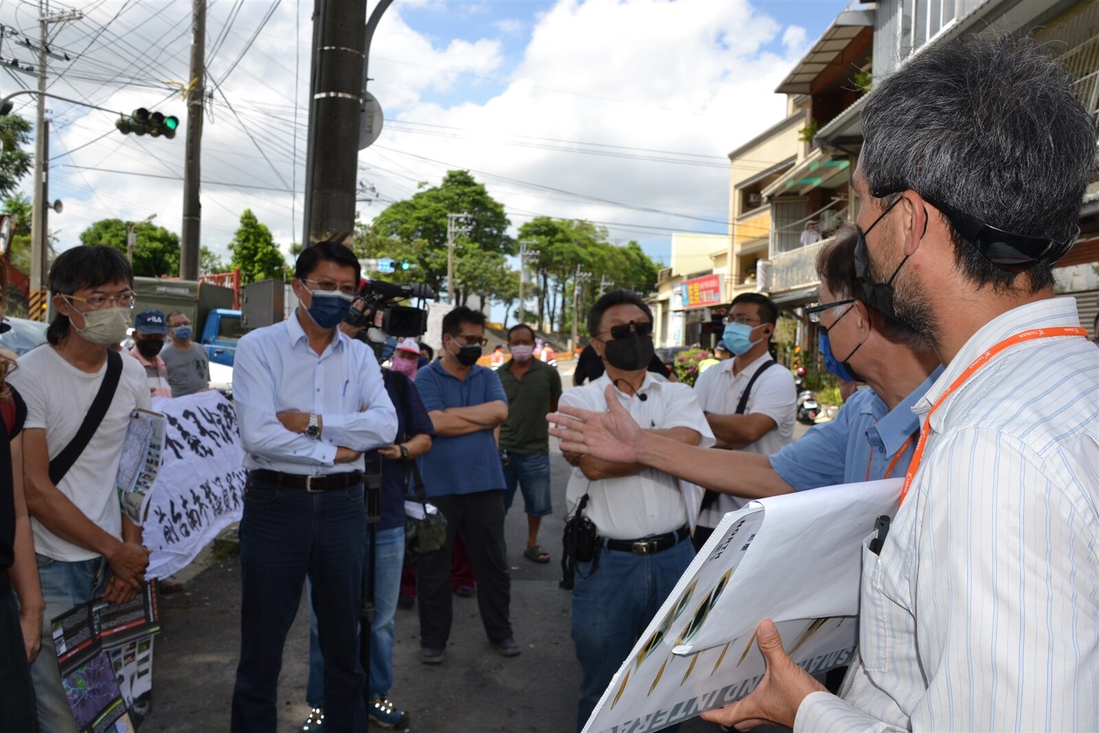 台南市議員謝龍介(左二)昨邀相關單位會勘北外環道路第四期工程設計,北外環南移自救會代表聽取官方說明。記者鄭惠仁/攝影