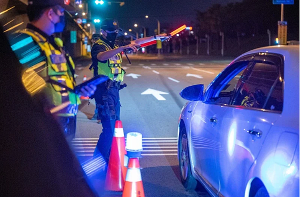 因應近日槍擊案頻傳，台中市警局長蔡蒼柏在西屯區帶隊臨檢，執行威力掃蕩。圖／台中市警局提供