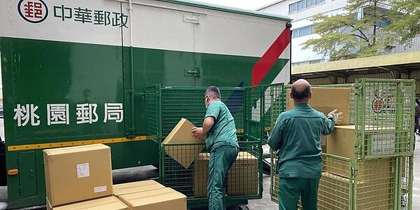 近期溫度居高不下,台灣郵政產業工會拋出四點訴求,包含補足人力、外勤人員涼水費加碼至少千元、改善制服、訂定高溫作業特別措施,包括建立高溫假制度、發放高溫津貼。圖/中時電子報