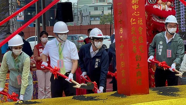陳其邁主持「仁武安居社會住宅新建統包工程開工動土典禮」。(柯宗緯攝)