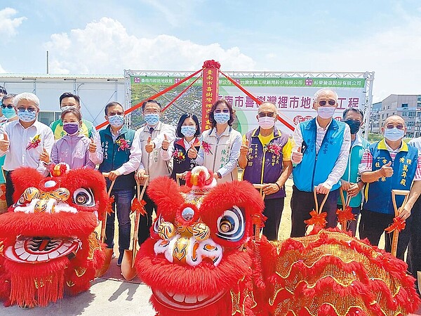 台南市南區喜樹灣裡市地重劃區27日辦理開工動土儀式，被看好將帶動南區整體發展，市長黃偉哲（前排左四）強調，重劃工程完成後，將與中央合作興建社會住宅。（曹婷婷攝）