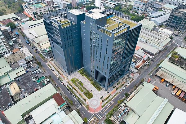 新北市府協助華南金融集團推動基地都市更新,在土城工業區打造2棟新式廠房大樓,成為全國首例公股金融機構工業區都更活化示範基地。(新北市城鄉局提供/蔡雯如新北傳真)