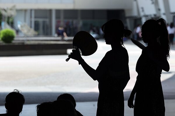今天各地高氣溫仍在高檔，各地大多晴朗、天氣炎熱，中午前後紫外線強，應持續注意防曬、防中暑。聯合報系資料照