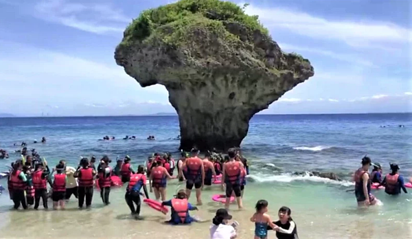 疫情趨緩加上國旅補助上路,屏東小琉球本月中旬起爆出遊客大量,爆量遊客也導致用水爆表,水公司破天荒啟動分區供水。圖/讀者提供