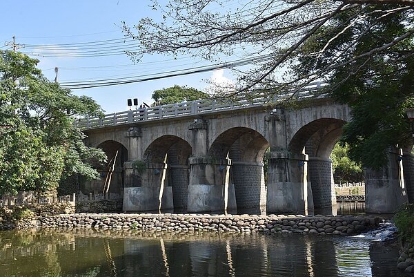 新竹縣關西鎮的東安古橋歷經近一年的護欄修復工程,關西鎮公所28日舉行通車典禮。圖/新竹縣政府提供