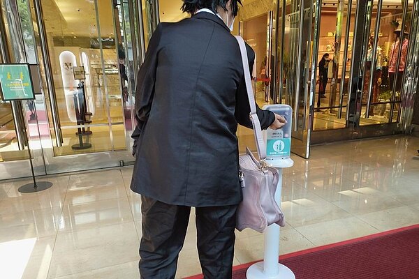 農曆七月要避免整身同色穿搭,如全黑、全白、全紅。(上報記者楊文琳攝)