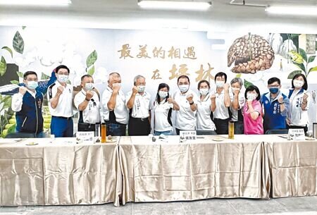 新北市長侯友宜28日率領市府團隊,赴坪林區參與行動治理座談會議,聆聽各里長及在地民代意見。(李奇叡攝)