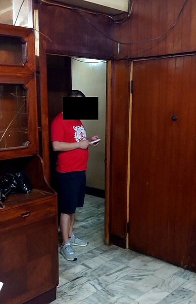 自稱屋主的男子。(朱先生提供)