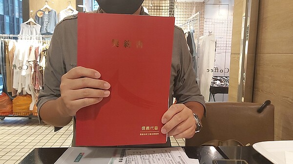 朱先生接受本報採訪。(上報記者攝)