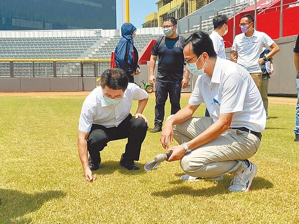 新竹市政府成立棒球場改善小組,28日代理市長陳章賢(左)與各界代表首赴球場會勘,提出改善方向。(新竹市政府提供/王惠慧新竹傳真)