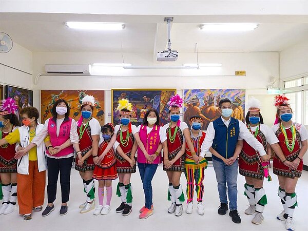 深坑第二市民活動中心屋齡已逾40年,近期修繕翻新,28日上午舉行重啟儀式,原住民帶來舞蹈表演。(李奇叡攝)
