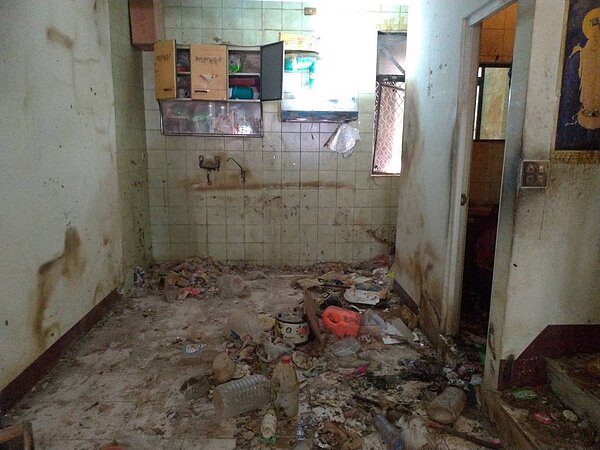 高市環保局介入清理第三天,終於將2樓雜物清空,並在廚房及浴室各清出一處鼠窩。記者王昭月/翻攝