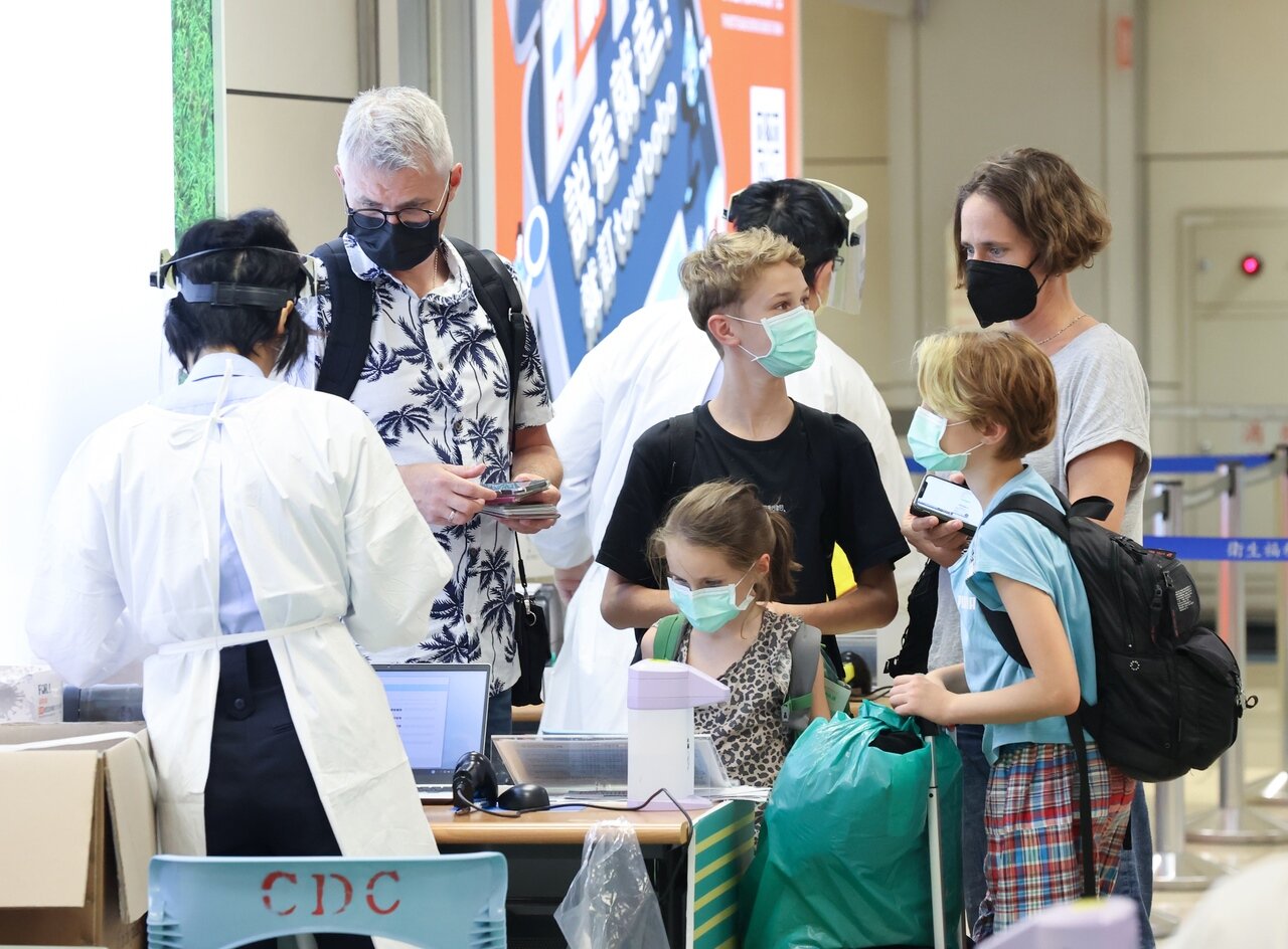 圖為入境旅客在CDC收審單區繳交檢疫資料,圖中人物與新聞無關。本報資料照片