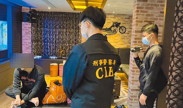 南部打擊犯罪中心獲報後兵分多路搜索,查獲張姓主嫌等16名同夥到案。(翻攝照片/洪靖宜高雄傳真)