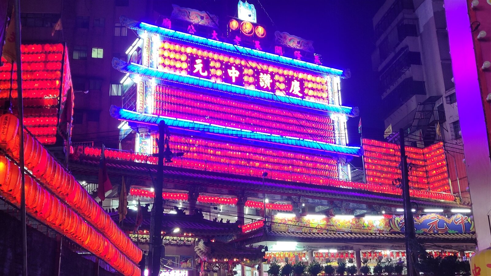 老大公廟「起燈腳」千盞公燈照夜空迎好兄弟 ,今下午開鬼門。記者游明煌/攝影