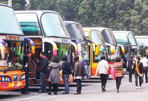 即將上路的「簡易型一日遊國內旅遊定型化契約應記載及不得記載事項」規定,未經消費者要求或同意,業者不得臨時安排購物行程或於車上兜售。示意圖。聯合報資料照片
