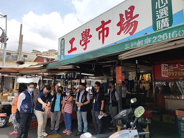 經發局現場勘查後,同意出具接水核准證明文件,解決工學市場長期缺水問題。圖/台中市政府提供