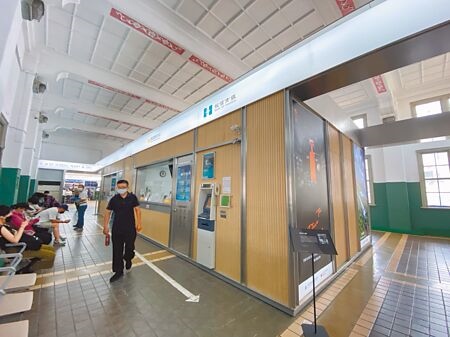 台鐵嘉義車站候車廳增設販賣部、旅遊服務中心，旅客候車空間被占掉了。（廖素慧攝）