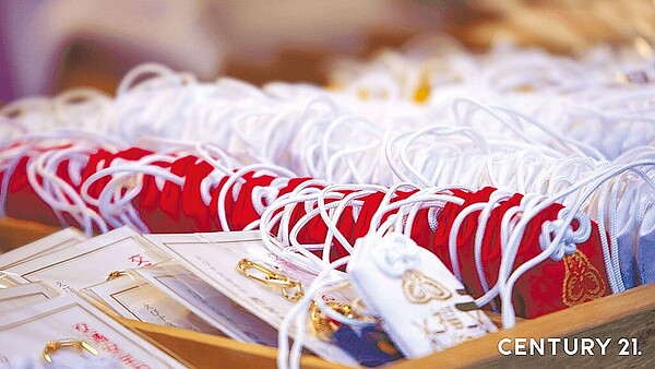 農曆七月看屋時,可依照自身宗教信仰攜帶護身符或者是十字架等。(21世紀不動產提供)