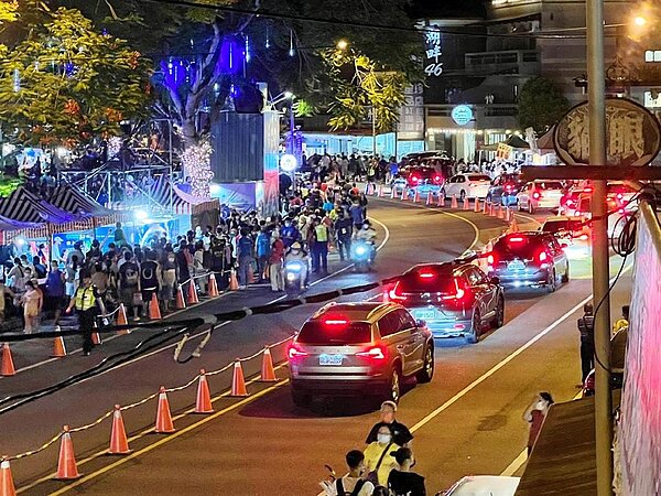 花蓮中區鯉魚潭商圈「紅面鴨」活動逢10周年,今年加入光雕、雷射等元素,會場周邊滿滿人車。(花蓮縣政府觀光旅遊處提供/王志偉花蓮傳真)