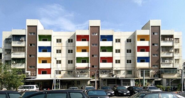 高雄鳳山五甲公宅7月招租,釋出7戶,來了1140人搶租。圖/記者王昭月翻攝