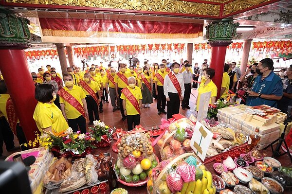 輪值主普黃姓宗親會與基隆市長林右昌等人，29日下午開啟龕門，俗稱開鬼門。圖／基隆市政府提供