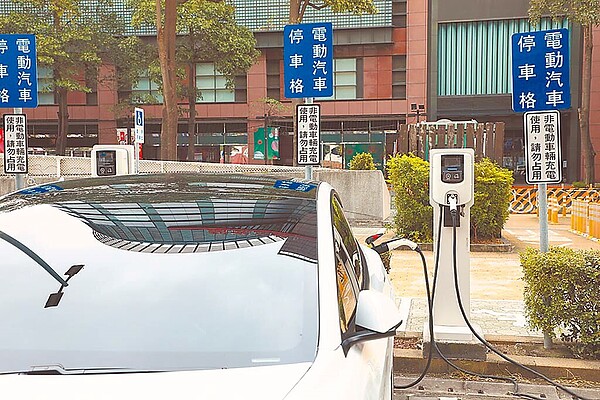 台中市電動汽機車的數量愈來愈多，充電樁的需求增加，對於公共空間與社區大樓內的充電樁，相關安全檢查規範引發台中市議員關注討論。圖／中時報資料照片