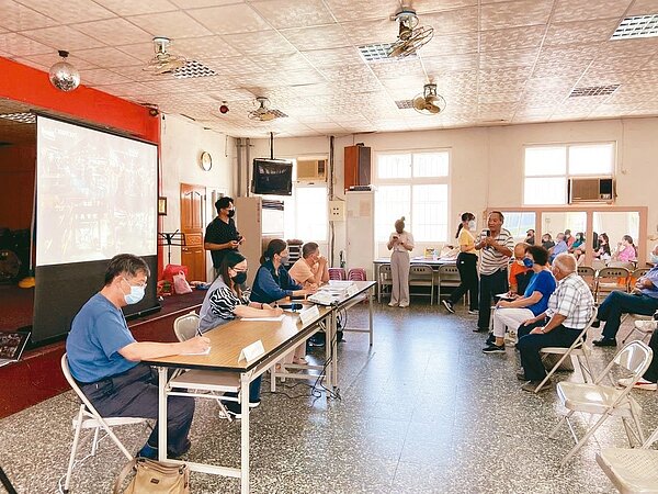 苗栗縣政府與頭份市公所針對中華市場辦理都市更新先期規畫說明會,地主樂見其成,攤商則有安置憂慮。圖/苗栗縣政府提供