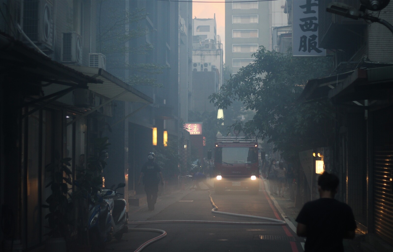 台北市中山區民生西路巷弄內民宅5樓傍晚起火，警消獲報20分鐘撲滅火勢。記者李隆揆／攝影 