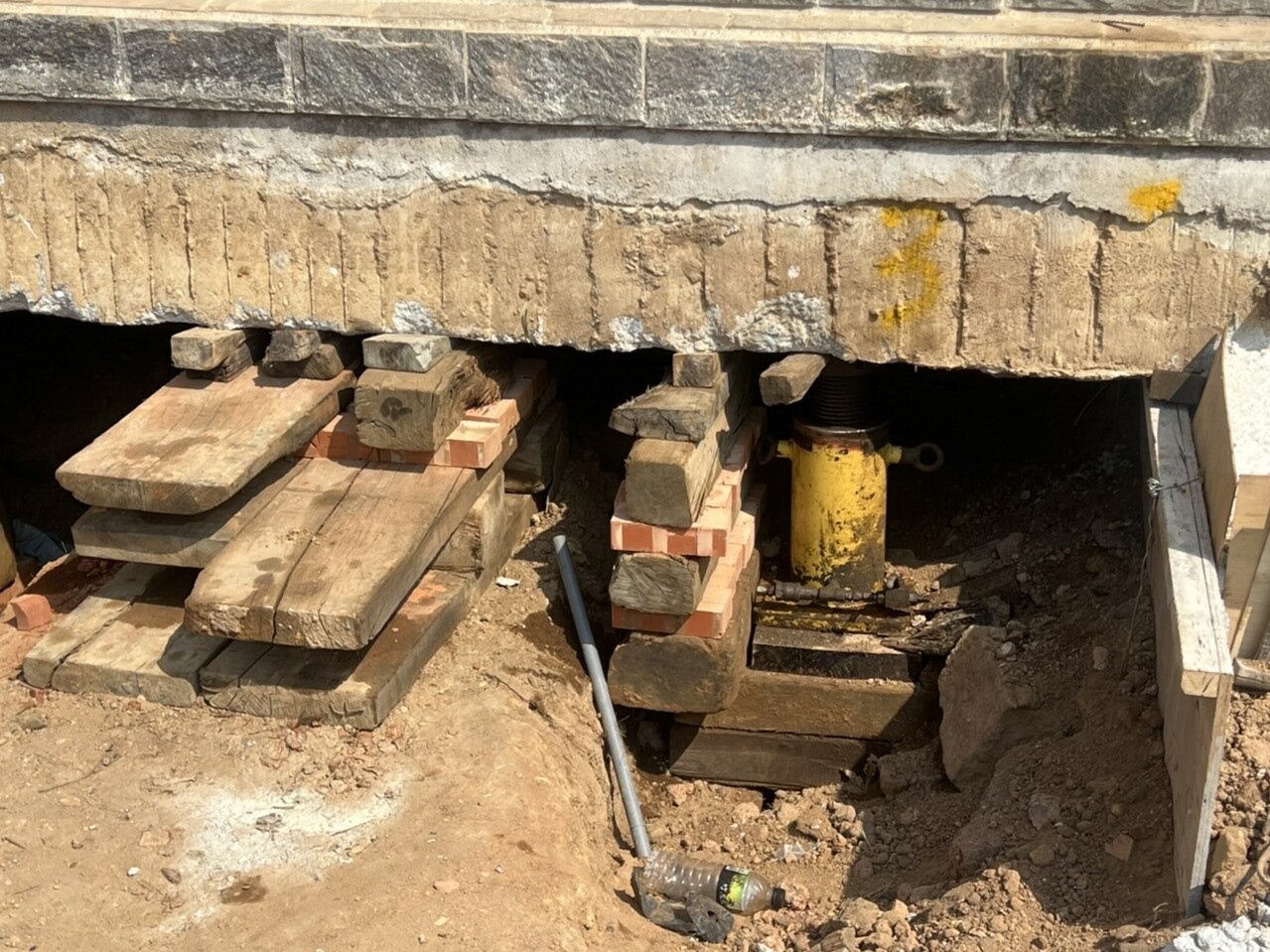 黃姓屋主的透天厝底下,都裝置有千斤頂,利用器材進行移動。記者蔡家蓁/攝影