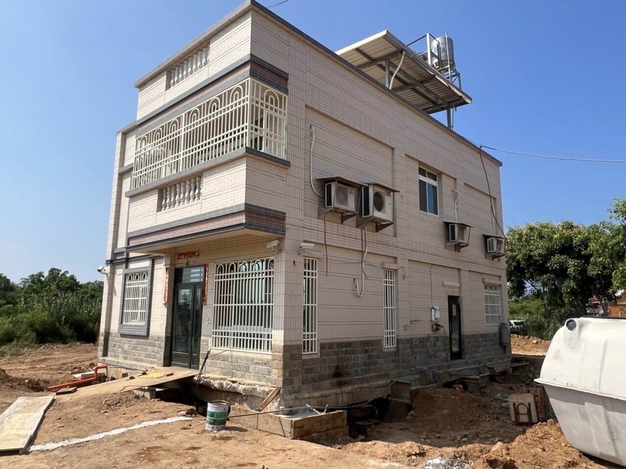 黃姓屋主的透天厝因土地產權問題,硬是將房子往旁邊挪移31公尺。記者蔡家蓁/攝影