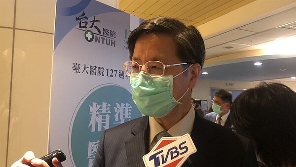 張上淳表示，口罩政策應是逐步放寬，但現在Omicron亞變種BA.5已初步進入國內社區，若大家都放鬆了，BA.5疫情很快就會上來。記者沈能元／攝影 