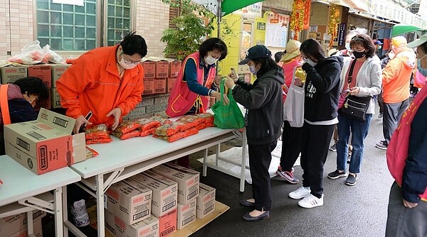 萬隆里元宵節時發放民生物資給里民。圖／擷取自萬隆里長林宗弘粉絲團專頁
