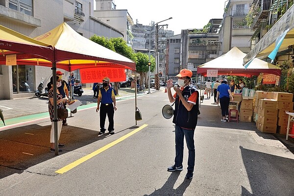 萬隆里中秋節時發放民生物資給里民。圖/擷取自萬隆里長林宗弘粉絲團專頁