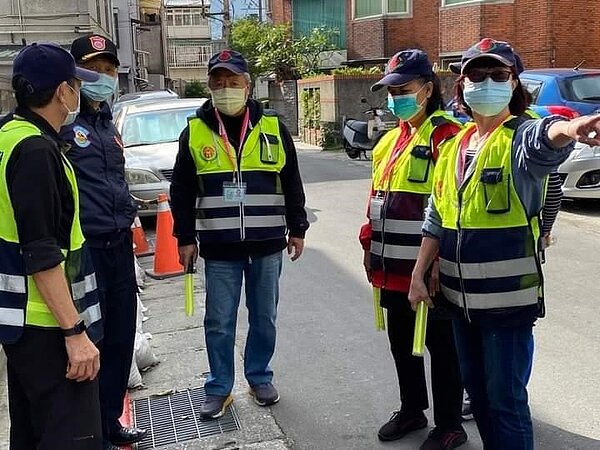 里長何漢清率守望相助隊巡邏。圖片由里辦提供