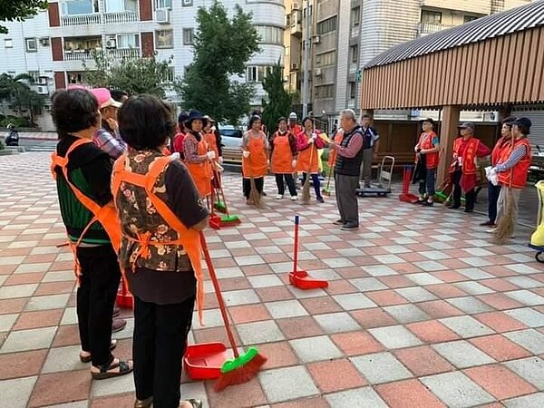 志工們清理垃圾,解除危機。圖片由里辦提供