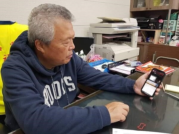 鄉親熟悉的里長伯，無所不能。圖片由里辦提供
