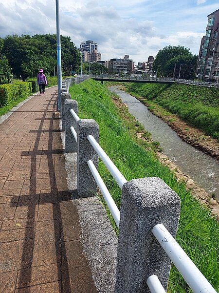 公園旁的磺溪步道。易小滿攝
