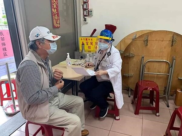 打疫苗前，醫生看診。圖片由里辦提供
