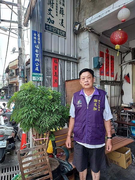 謝文加4連霸，里辦公室川流不息。易小滿攝
