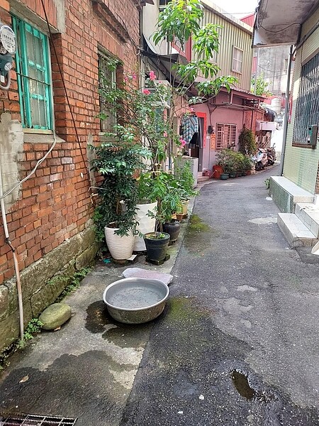 巷弄彎曲長又窄，像時光靜止。易小滿攝
