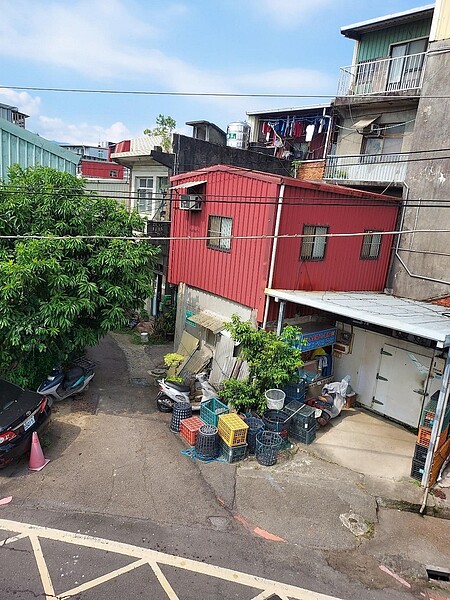 鐵皮屋的樸實之島。易小滿攝
