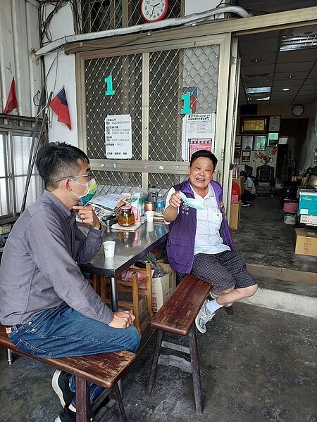 里民辦公室門庭若市，隨時有居民泡茶聊天。易小滿攝
