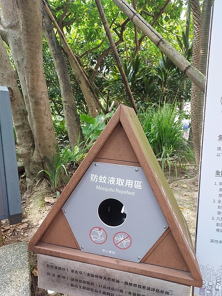碼頭邊放置防蚊設備。易小滿攝
