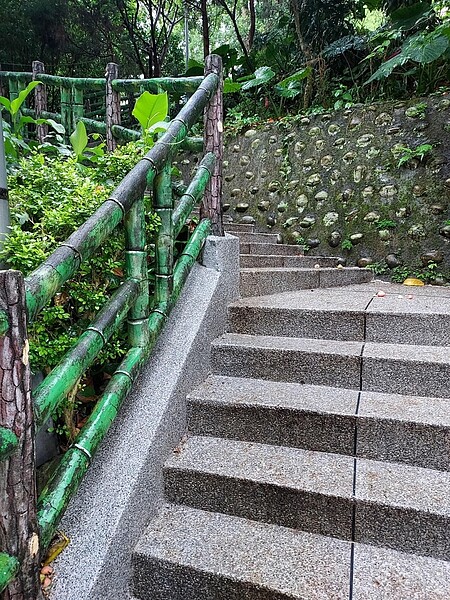 天天走步道健行，聯結住宅大樓有通道。易小滿攝
