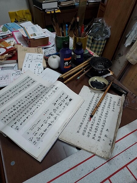 筆墨硯台醒目的等待里長王禮騏揮毫。易小滿攝